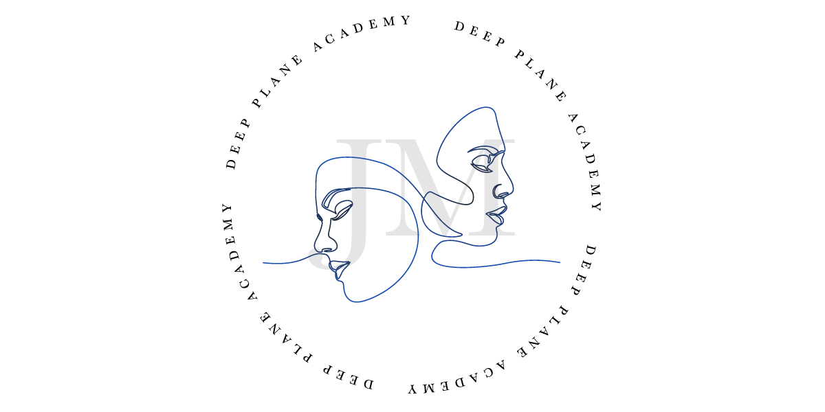 logotipo do deep plane academy, contendo 2 rostos estilizados e as letras JM fundo, tudo em tons de azul claro